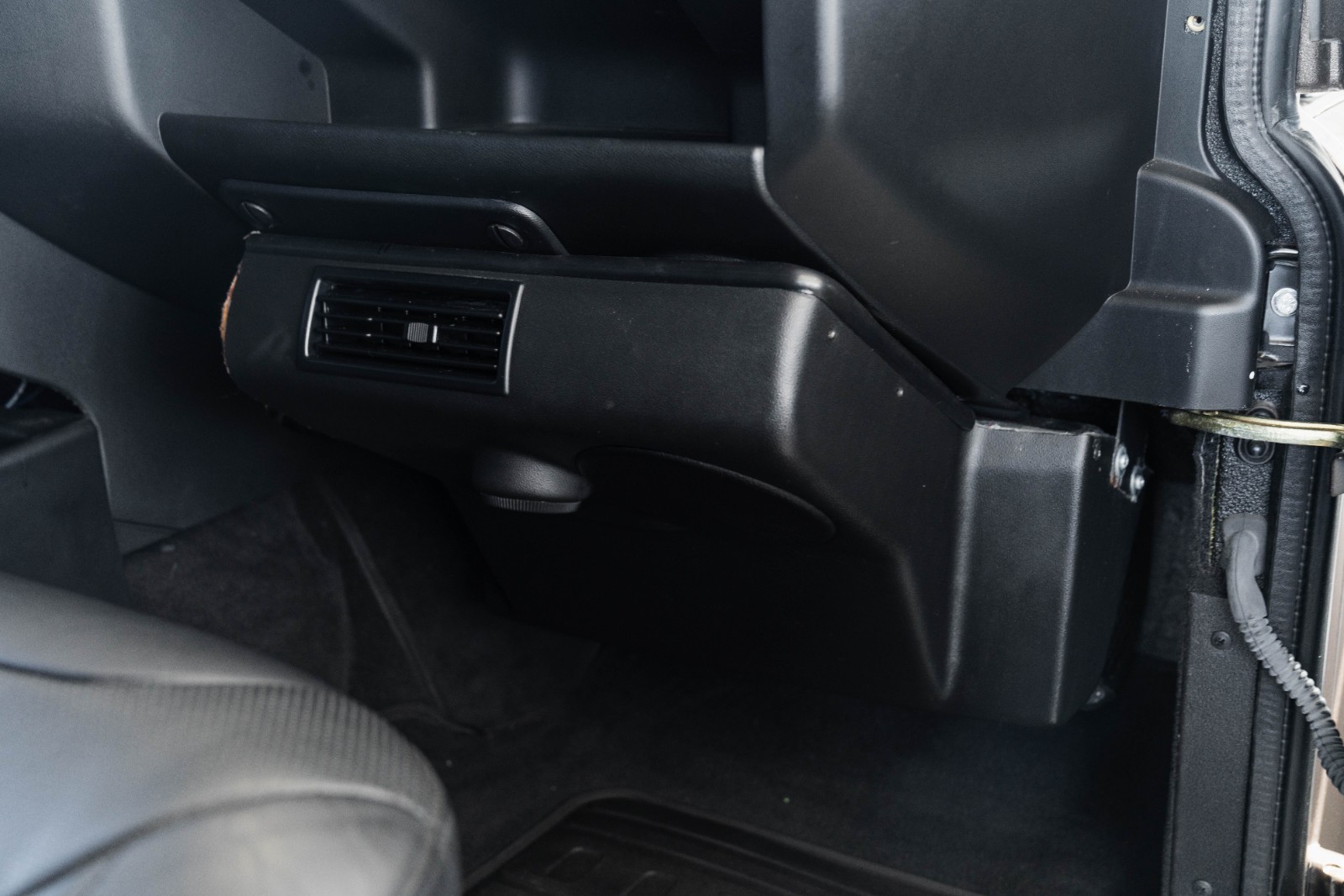 Land-Rover-Defender-1984-31