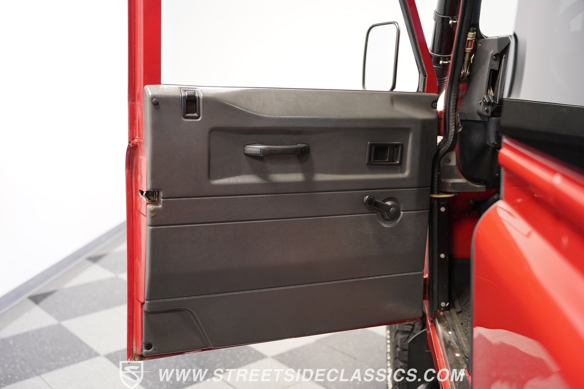 Land-Rover-Defender-1991-SUV-37