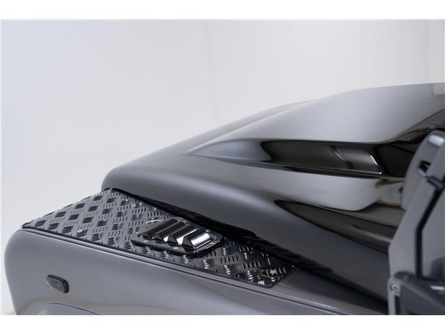 Land-Rover-Defender-1993-11