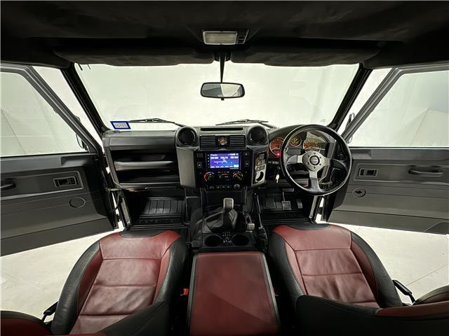 Land-Rover-Defender-1993-15