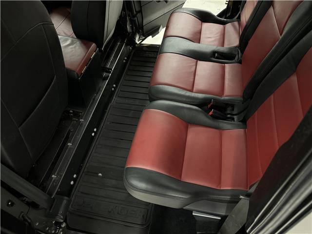 Land-Rover-Defender-1993-18