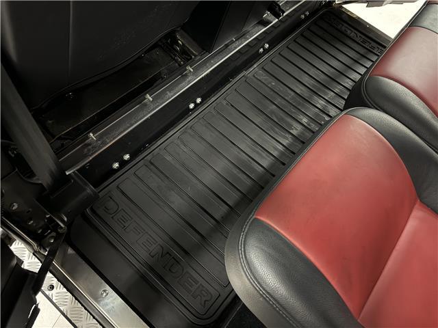 Land-Rover-Defender-1993-19