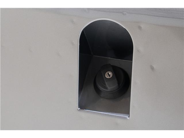 Land-Rover-Defender-1993-33