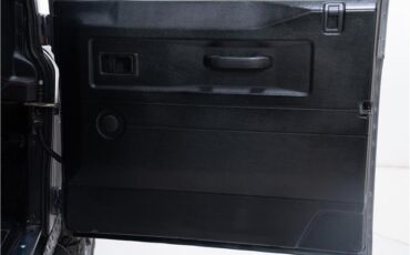 Land-Rover-Defender-1993-35