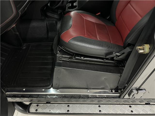 Land-Rover-Defender-1993-39