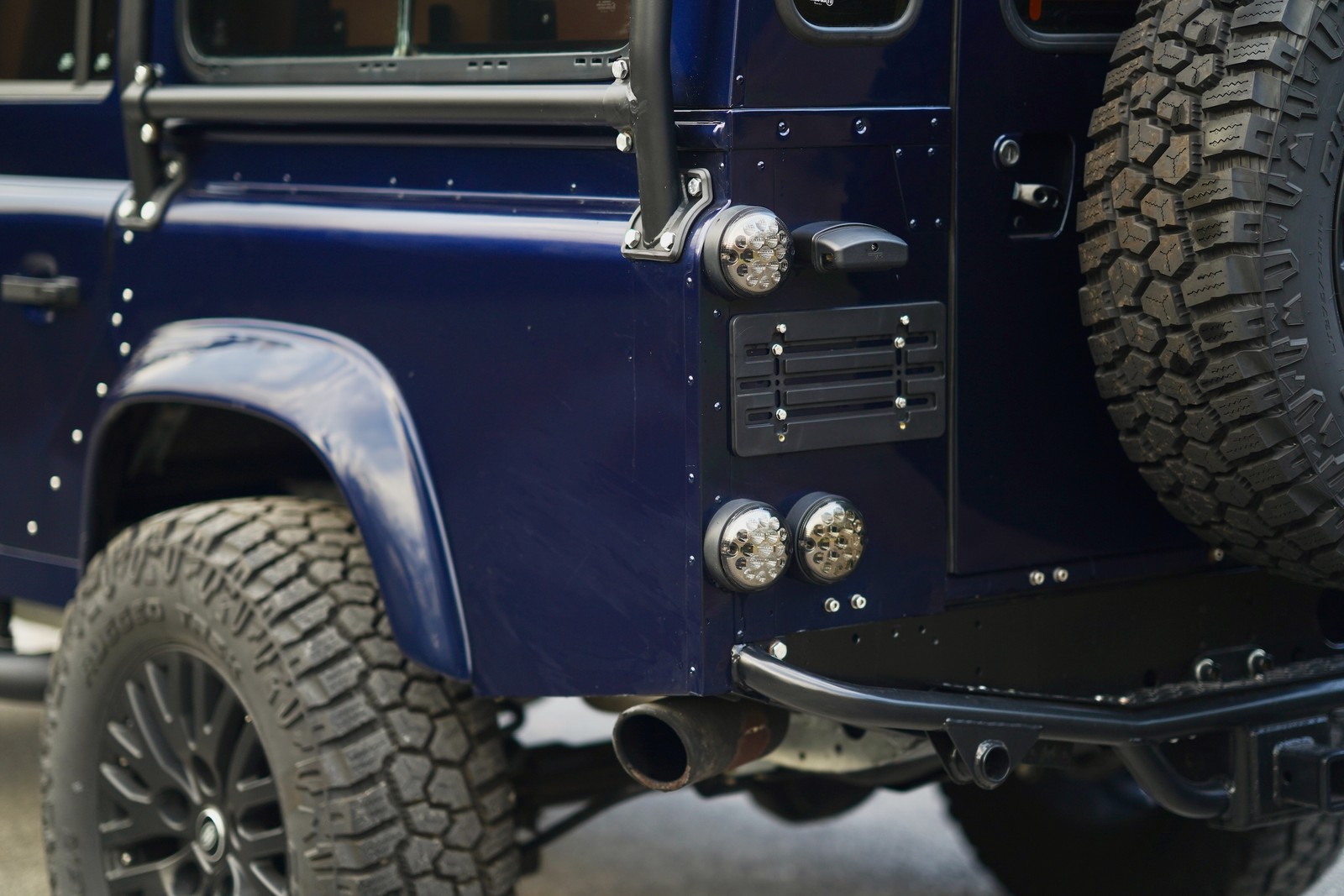 Land-Rover-Defender-1993-Station-Wagon-22