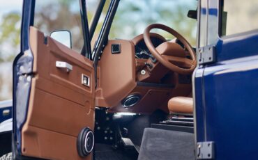 Land-Rover-Defender-1993-Station-Wagon-4