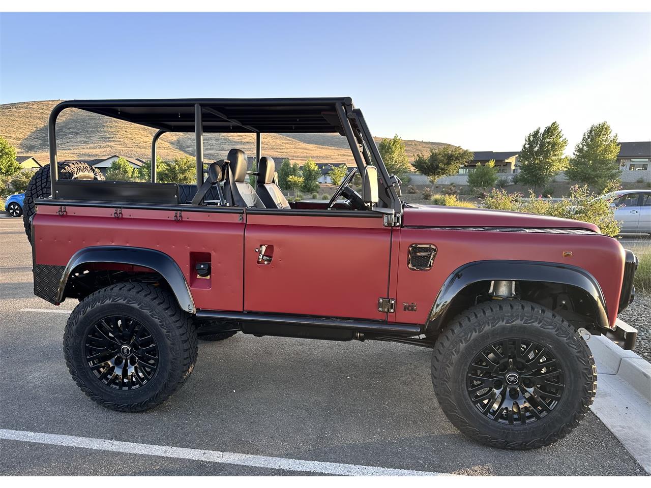 Land-rover-Defender-1989-Red-matte-Black-11