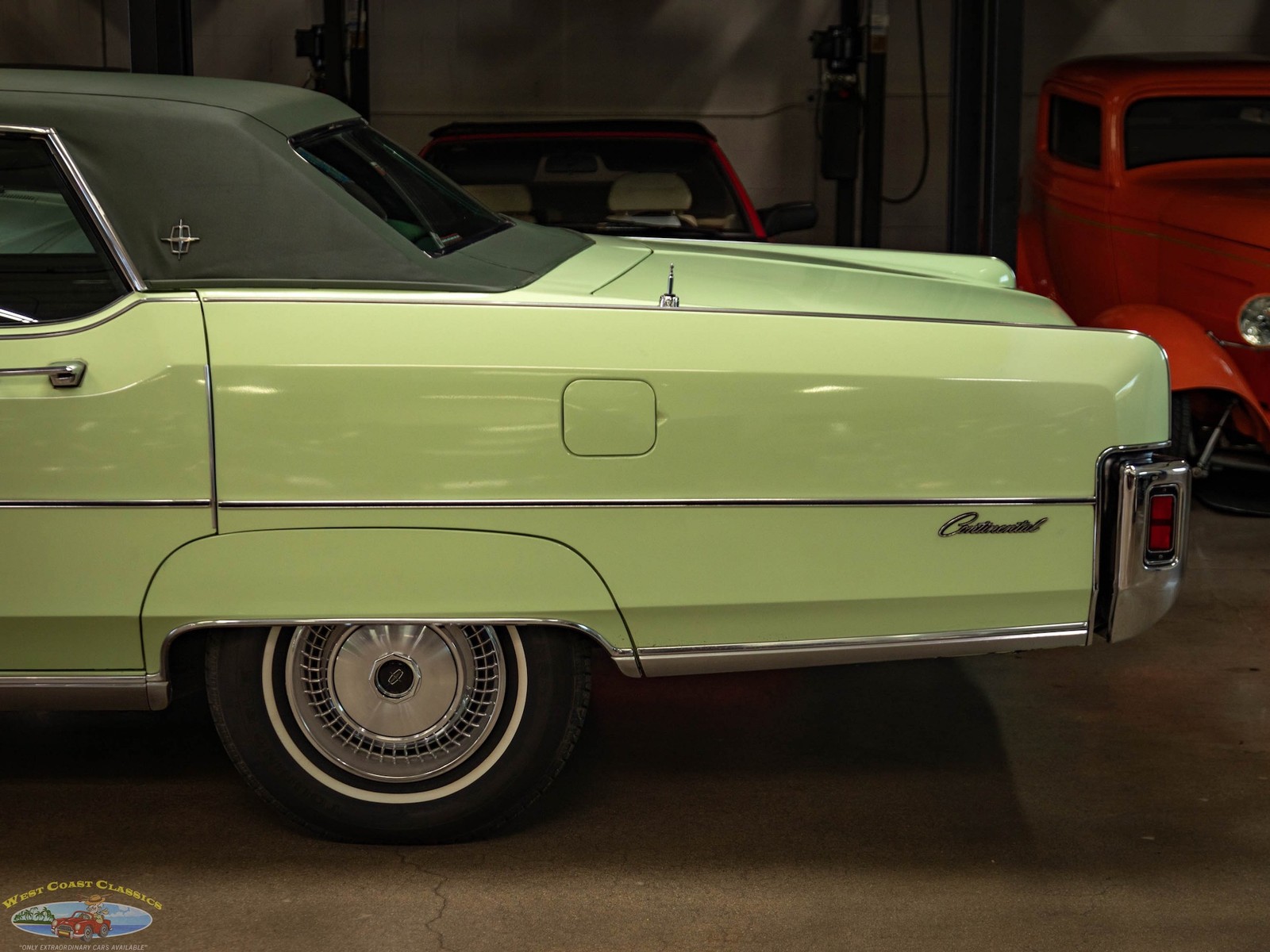 Lincoln-Continental-1973-4-Door-Sedan-3