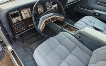 Lincoln-Continental-1978-sedan-34