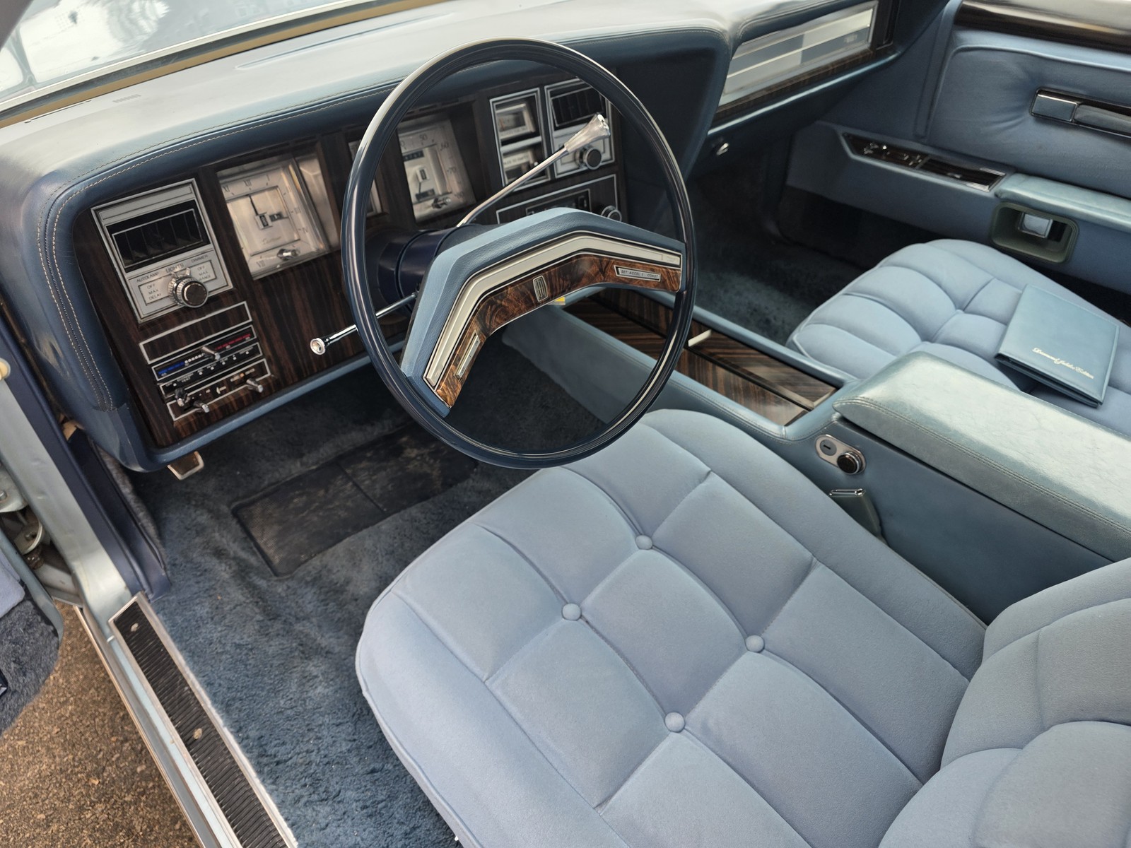 Lincoln-Continental-1978-sedan-34