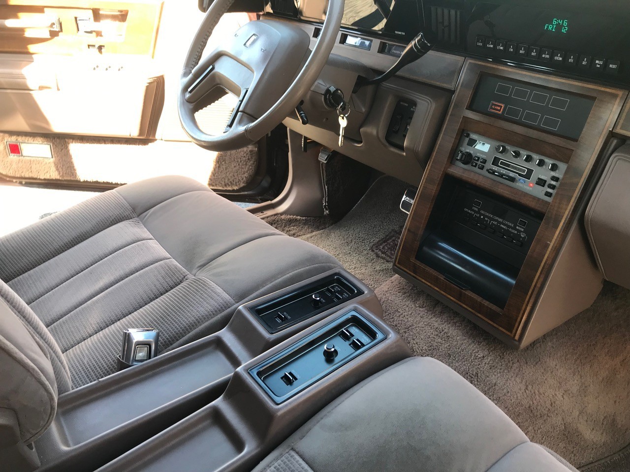 Lincoln-Continental-1987-Sedan-10