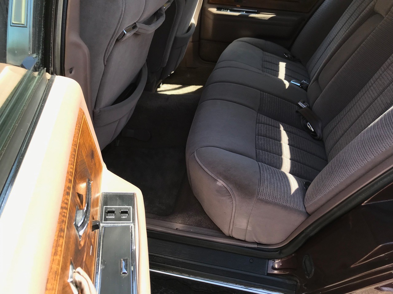 Lincoln-Continental-1987-Sedan-16