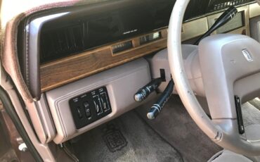 Lincoln-Continental-1987-Sedan-9