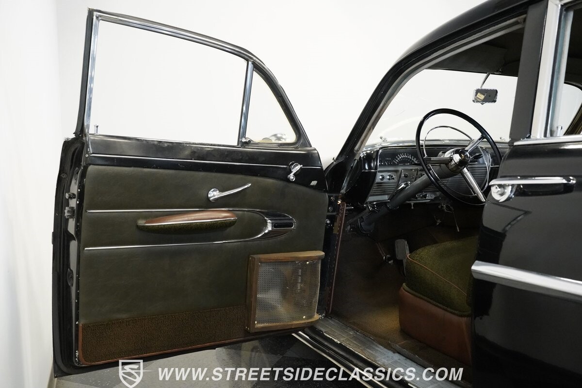 Lincoln-Cosmopolitan-1951-Sedan-32