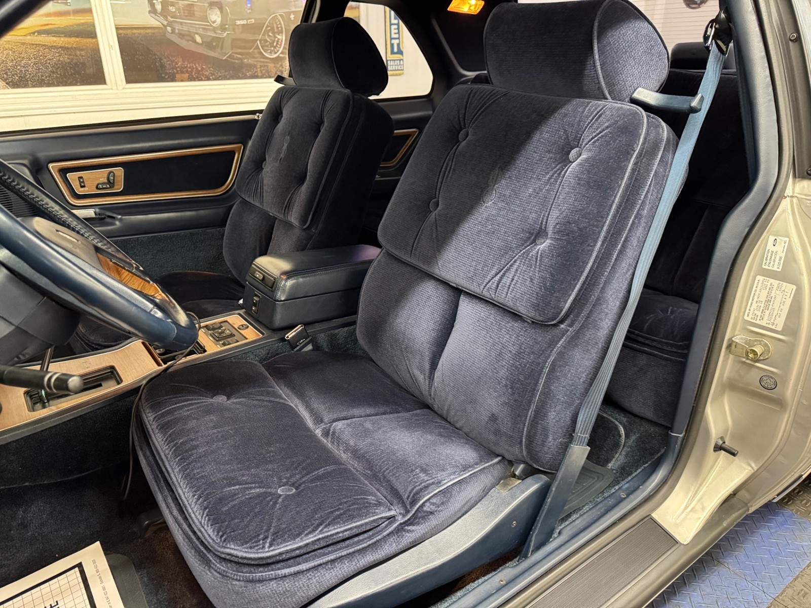 Lincoln-Mark-VII-1988-COUPE-32