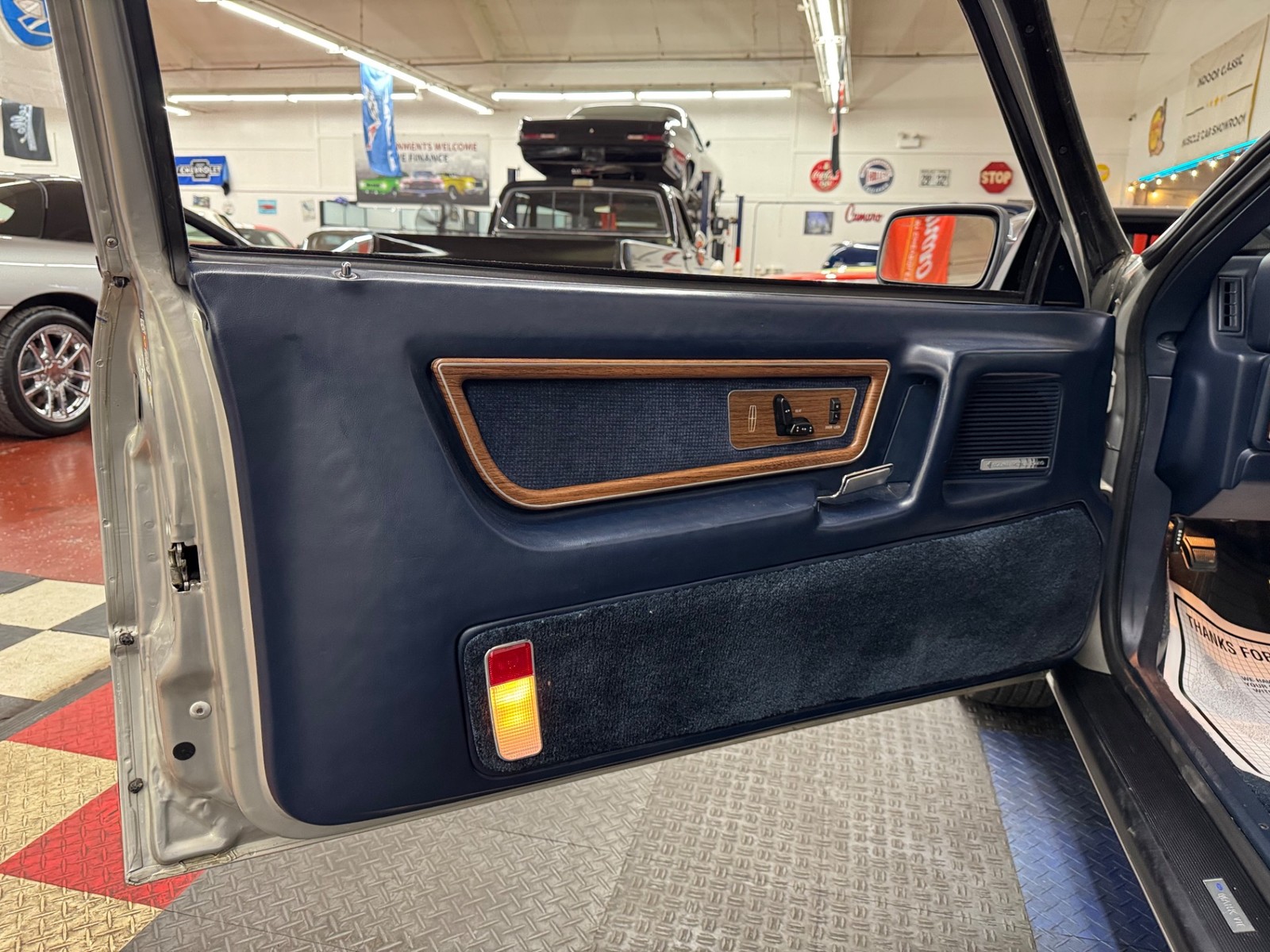 Lincoln-Mark-VII-1988-COUPE-37