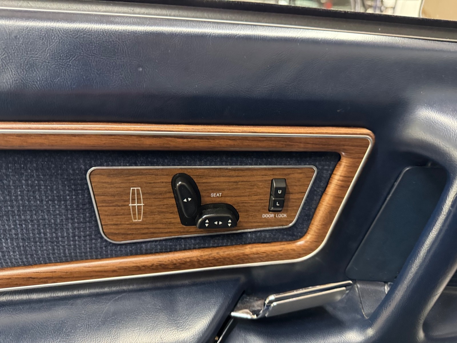 Lincoln-Mark-VII-1988-COUPE-39