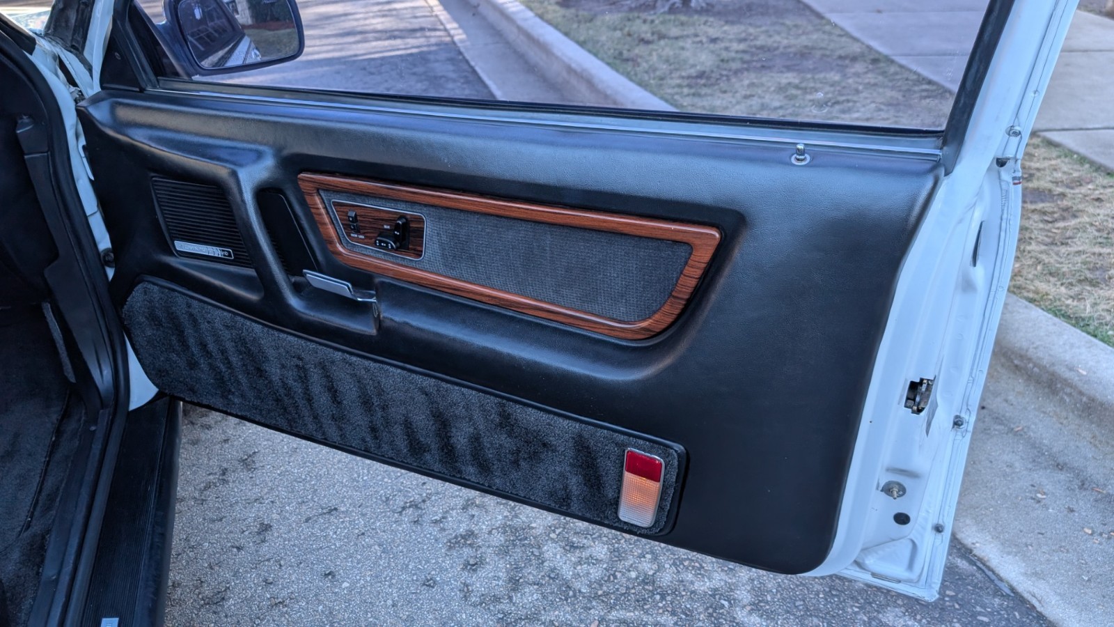 Lincoln-Mark-VII-1990-COUPE-27