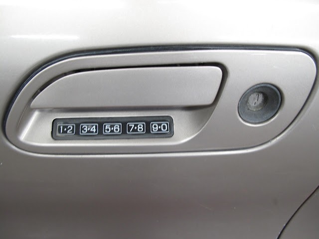 Lincoln-Mark-VIII-1995-COUPE-32