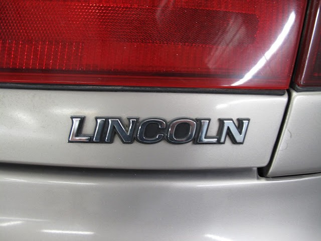 Lincoln-Mark-VIII-1995-COUPE-37