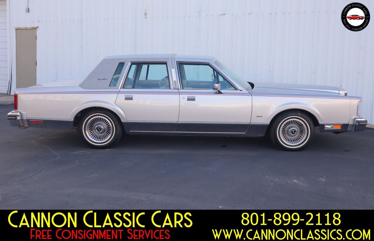 Lincoln-Town-Car-1984-Sedan-10