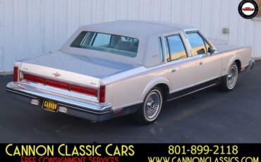 Lincoln-Town-Car-1984-Sedan-11
