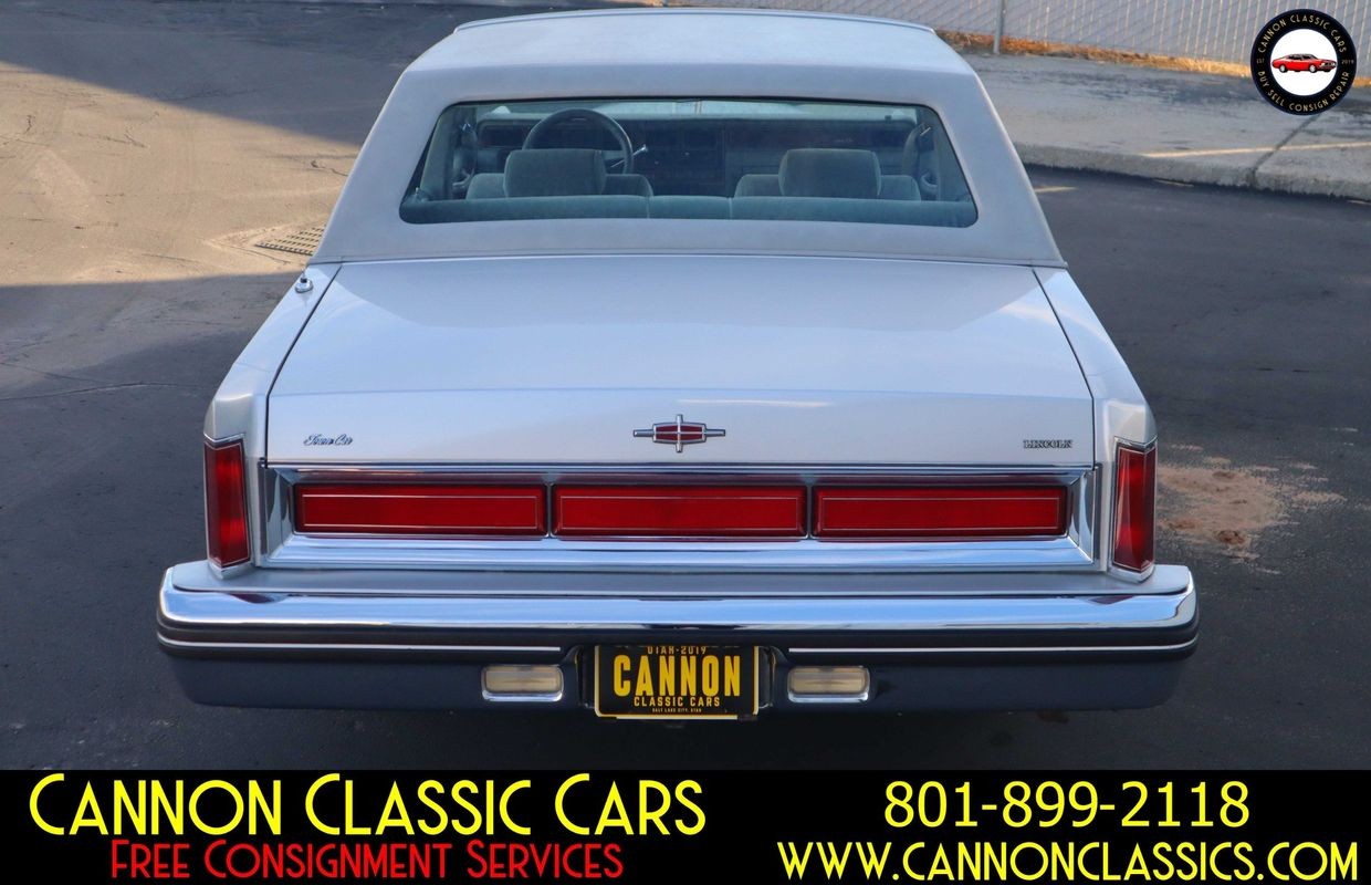 Lincoln-Town-Car-1984-Sedan-12