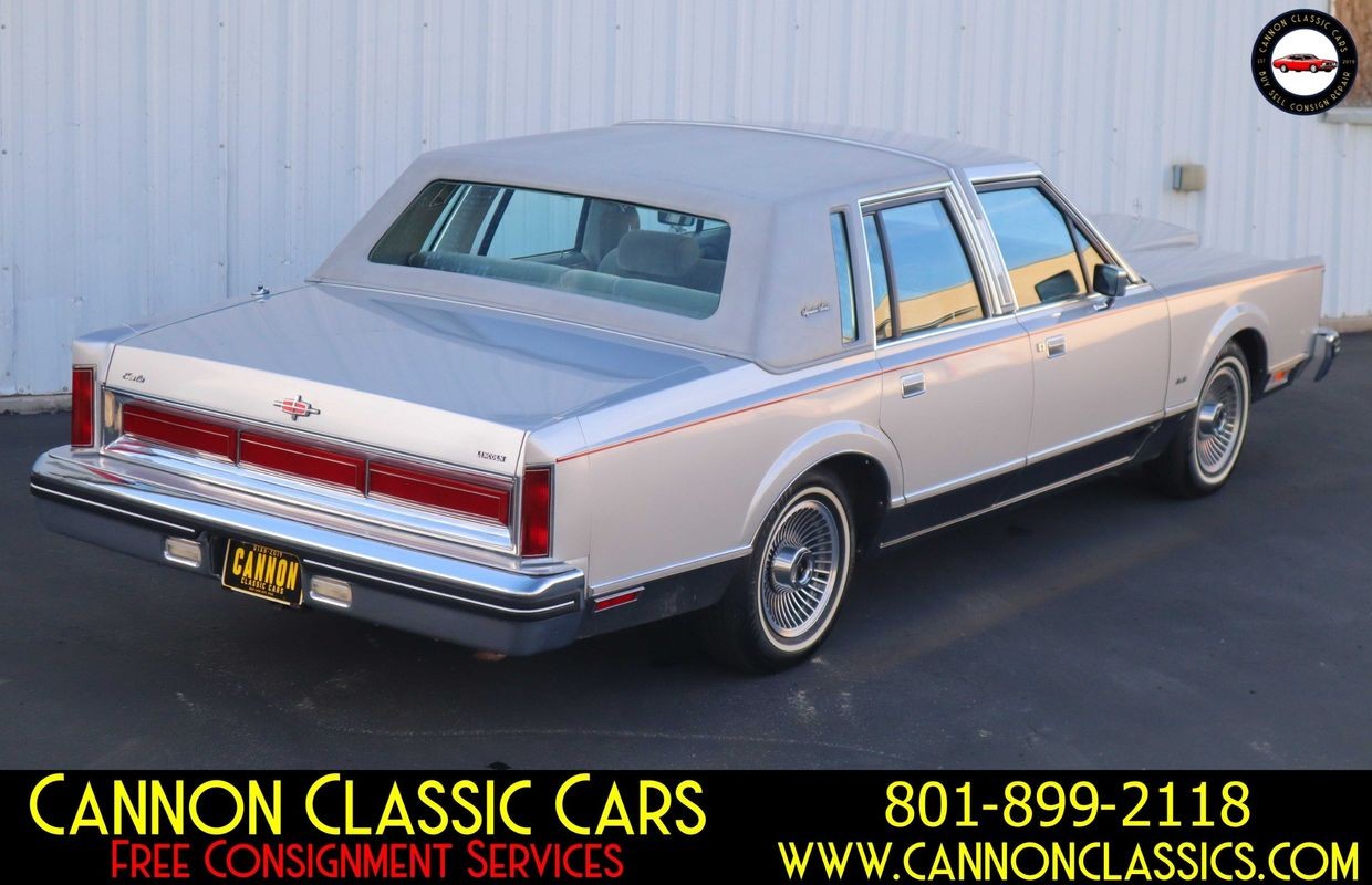 Lincoln-Town-Car-1984-Sedan-12