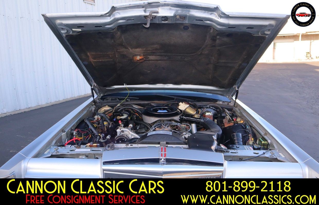 Lincoln-Town-Car-1984-Sedan-15