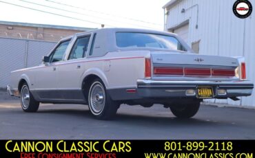 Lincoln-Town-Car-1984-Sedan-15