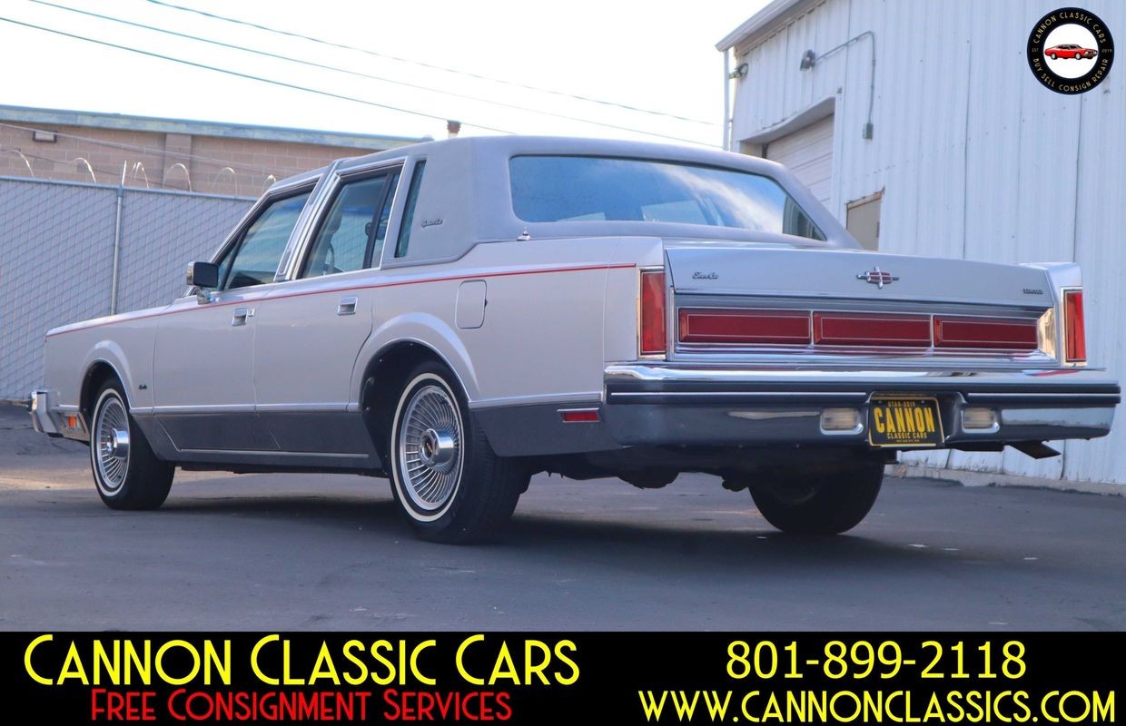 Lincoln-Town-Car-1984-Sedan-15