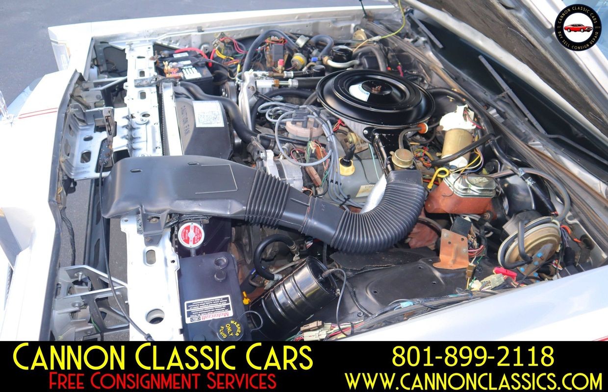 Lincoln-Town-Car-1984-Sedan-17