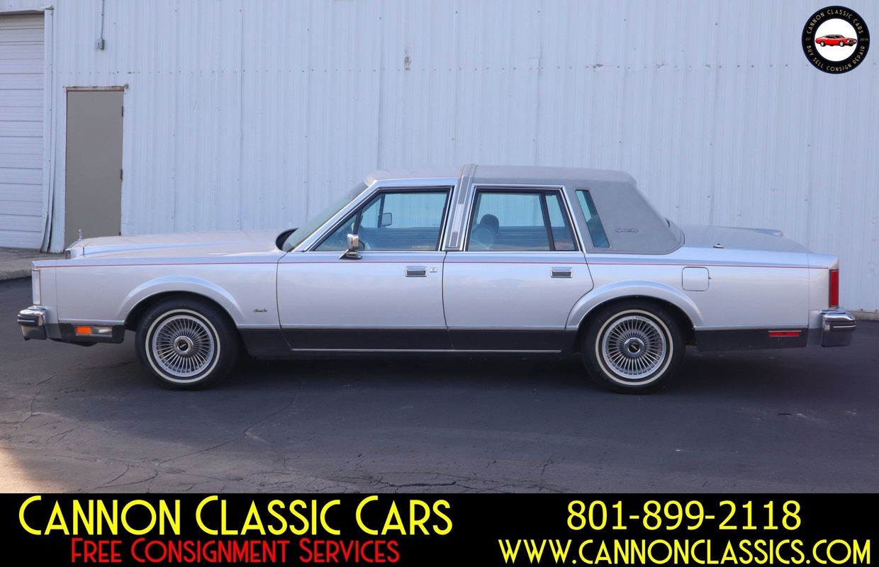 Lincoln-Town-Car-1984-Sedan-2