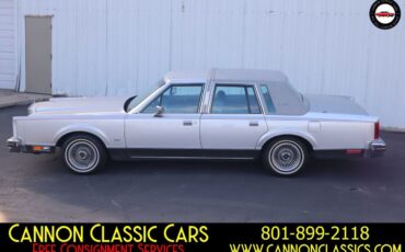 Lincoln-Town-Car-1984-Sedan-2