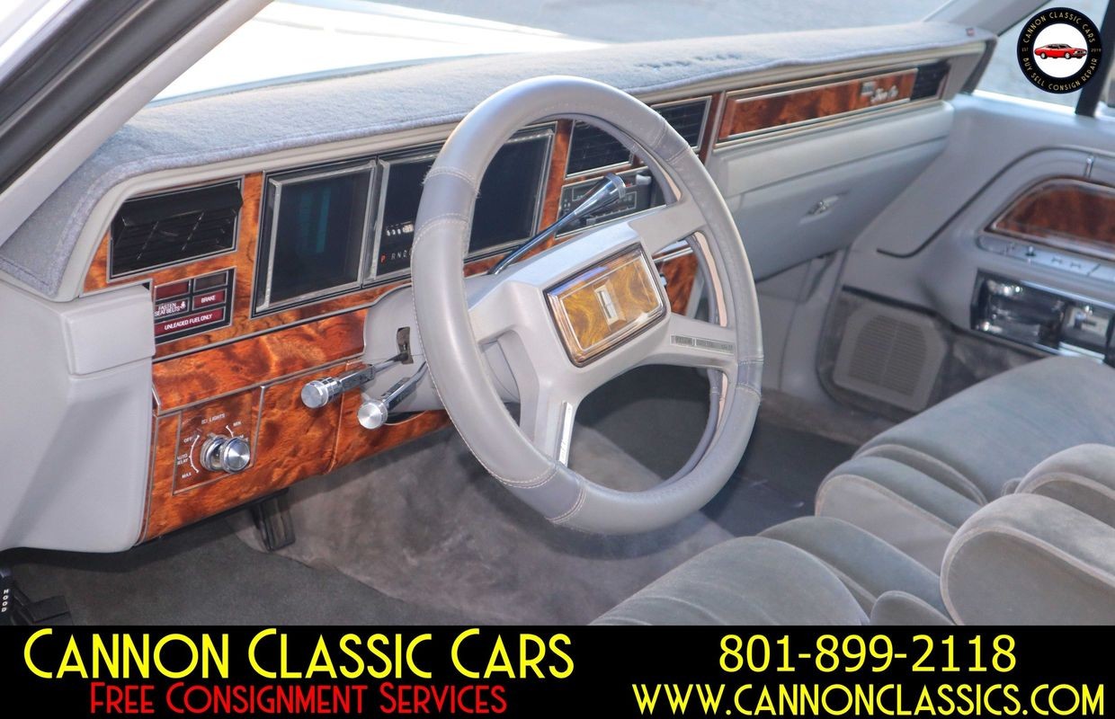 Lincoln-Town-Car-1984-Sedan-21