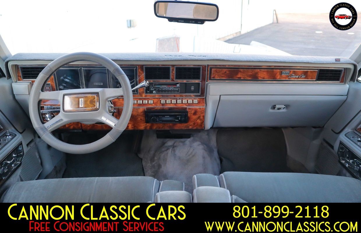 Lincoln-Town-Car-1984-Sedan-22