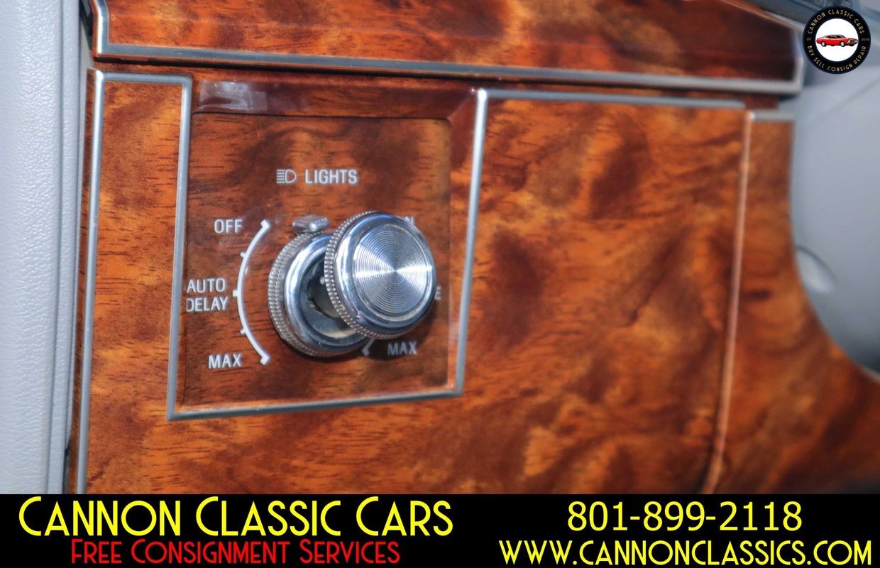 Lincoln-Town-Car-1984-Sedan-23