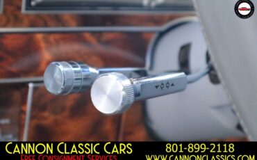 Lincoln-Town-Car-1984-Sedan-24