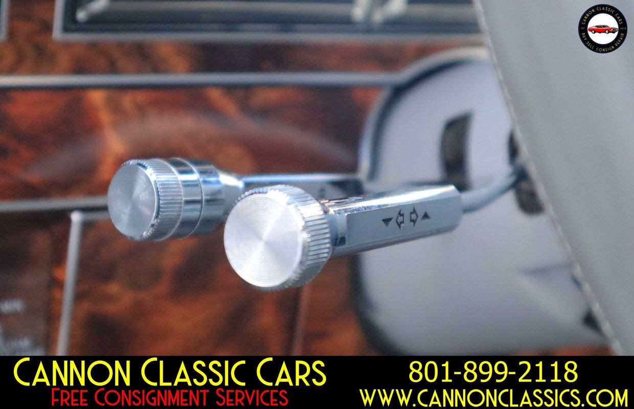 Lincoln-Town-Car-1984-Sedan-24