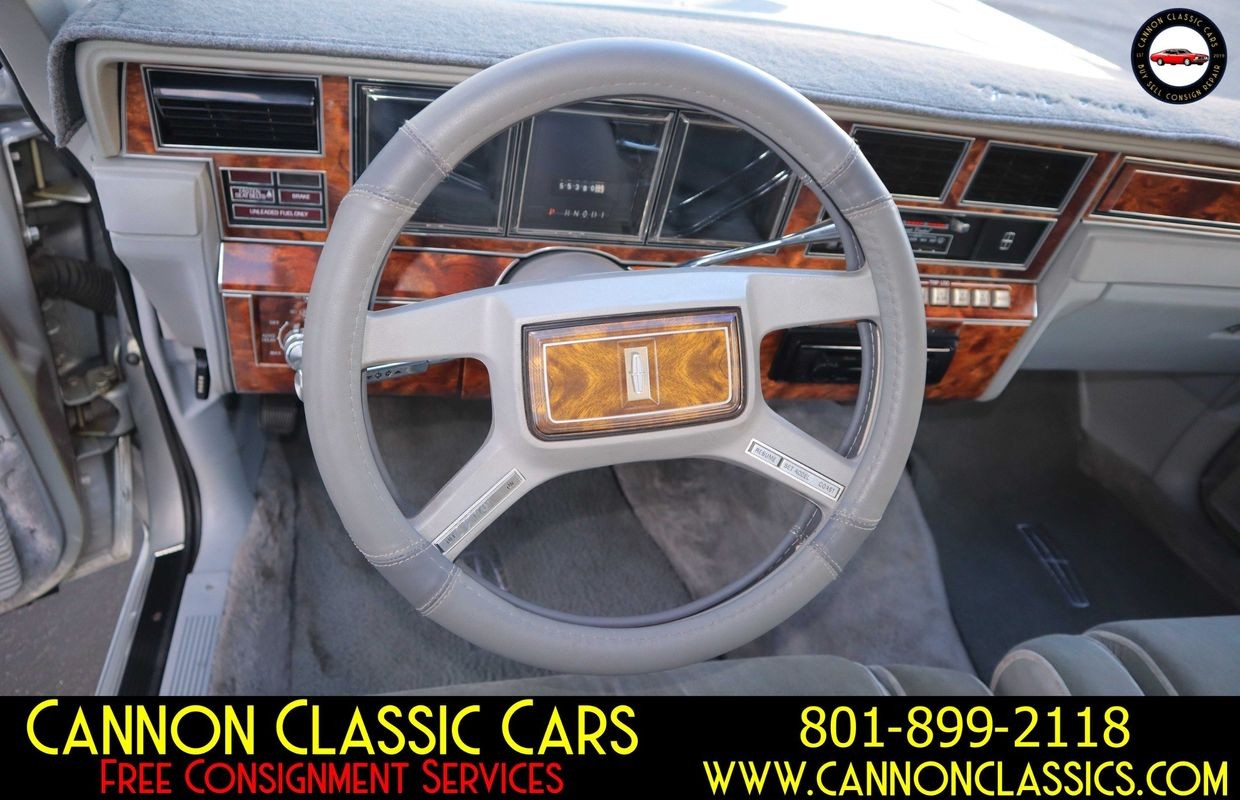 Lincoln-Town-Car-1984-Sedan-25