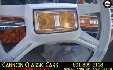 Lincoln-Town-Car-1984-Sedan-26