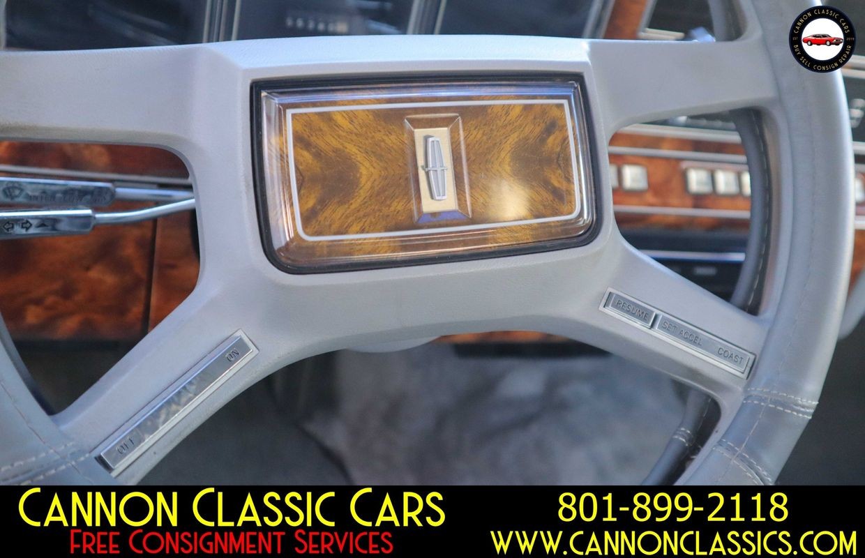 Lincoln-Town-Car-1984-Sedan-26