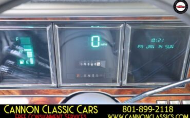 Lincoln-Town-Car-1984-Sedan-27