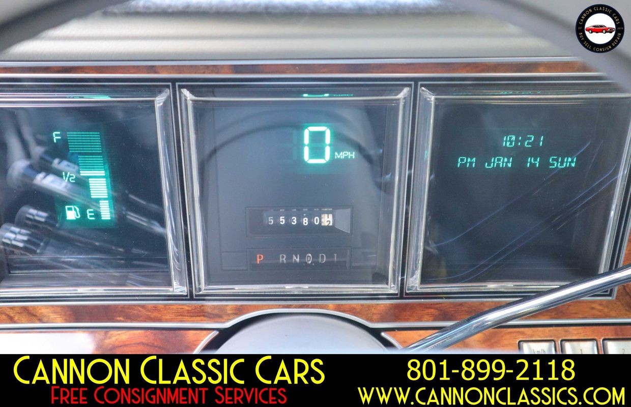 Lincoln-Town-Car-1984-Sedan-27