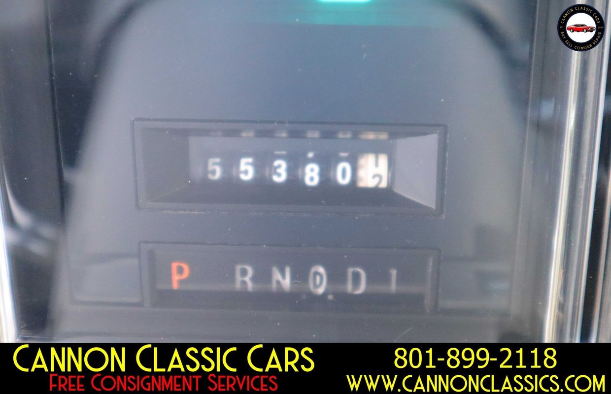 Lincoln-Town-Car-1984-Sedan-28