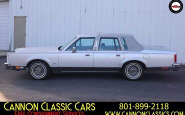 Lincoln-Town-Car-1984-Sedan-3