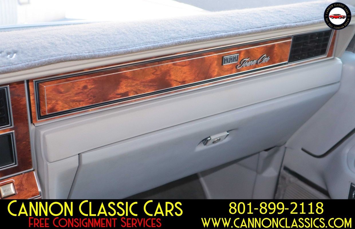 Lincoln-Town-Car-1984-Sedan-31