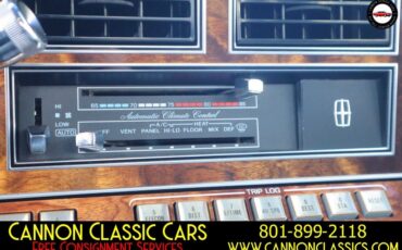 Lincoln-Town-Car-1984-Sedan-33