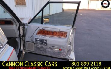 Lincoln-Town-Car-1984-Sedan-35